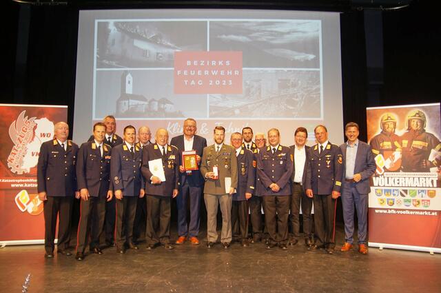 Im Beisein zahlreicher Kameraden und Ehrengäste konnten beim Bezirksfeuerwehrtag in St. Kanzian Ehrungen und Auszeichnungen überreicht werden: Ehrenoberbrandrat Manfred Drobesch, Zweiter Landtagspräsident a. D. Jakob Strauß und Hauptmann Markus Wunder mit Urkunden und Medaillen | Foto: BI Sandro Turk