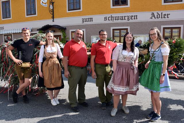 Die Landjugend Waldhausen brachte den Maibaum wieder der Feuerwehr St. Georgen/Walde zurück.  | Foto: Robert Zinterhof