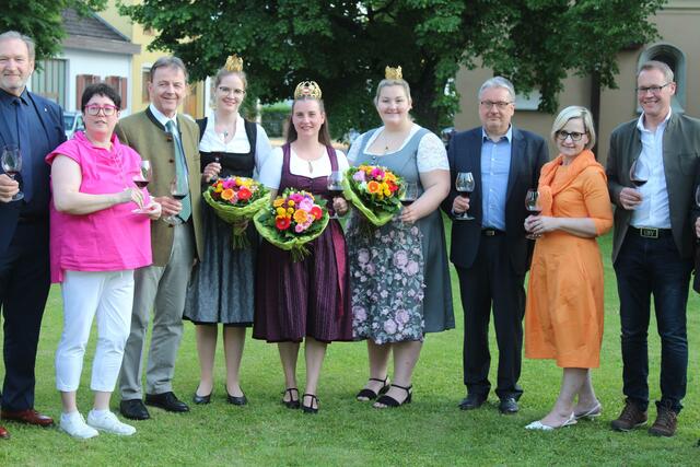 Weinkönigin Susanne Riepl aus Gols eröffnete bei viel anwesender Prominenz das rotweinOpening