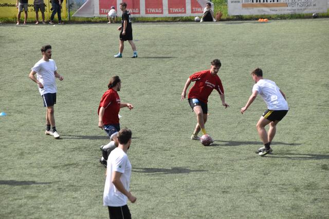 Am Sonntag stand die Gemeinde Sistrans ganz im Zeichen des Fußballs. Zahlreiche Mannschaften nahmen am Turnier teil und kämpften um den Siegerpokal. | Foto: Kendlbacher