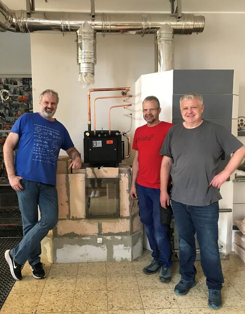 Christian Tausz (LFS Ceramico Stoob), Martin Schiller und Johann Fasching mit dem Naturumlauf-Kachelofen (v.l.)
 | Foto: HTL Pinkafeld