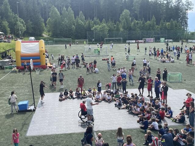 Mit den Erlösen wird in sozialen Notfällen geholfen und der Rollstuhlsport gefördert.