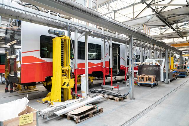 Noch sind die neuen Nahverkehrszüge nicht ganz fertiggestellt.  | Foto: ÖBB