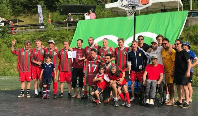 Das Benefiz-Fußballturnier "Benekickt'z" war ein voller Erfolg. Das Team „Eingerecht Innsbruck" freut sich über den dritten Platz. | Foto: privat