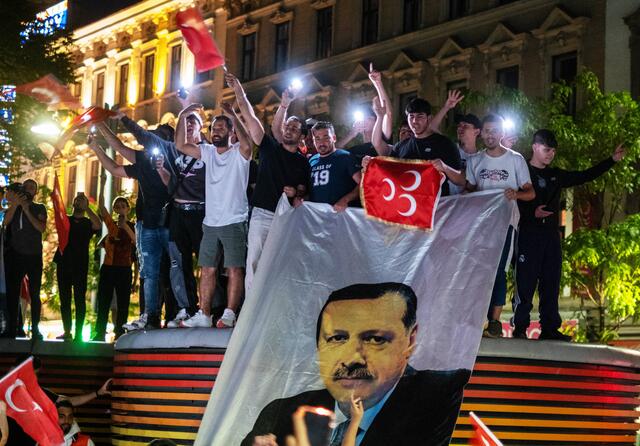 In Wien-Favoriten feierten hunderte Austro-Türken den Wahlsieg des Autokraten Recep Tayyip Erdoğan. | Foto:  SAMUEL WINTER / APA / picturedesk.com