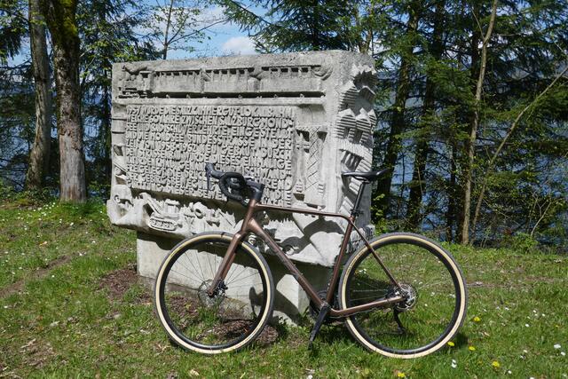 Gedenkstein am Mondseeufer für eine verkehrspolitische Sünde: 1957 wurde die legendäre Ischler-Bahn eingestellt. Sie hatte Salzburg mit Bad Ischl beziehungsweise Mondsee verbunden. | Foto: Thomas Neuhold