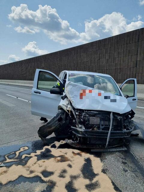 Nachdem sich der Klein-LKW mehrmals überschlagen hatte, blieb das Fahrzeug auf dem zweiten Fahrstreifen stehen.  | Foto: FF Nestelbach