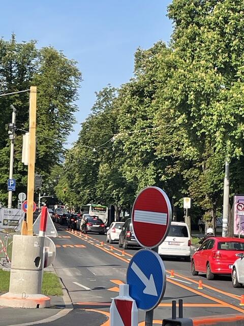 Der damit einhergehende Stau im Frühverkehr sorgte vor allem bei Autofahrerinnen und Autofahrern für Frust. Für die Zeit der Bauarbeiten bis November, wird geraten, soweit möglich, auszuweichen.  | Foto: Regionalmedien Steiermark