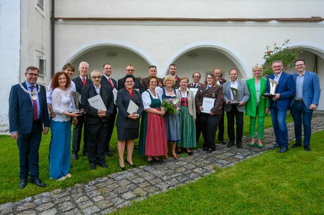 Zum zweiten Mal lud Bürgermeister Christian Deleja-Hotko zum Ennser Ehrungsabend in den Rosengarten des Schlosses Ennsegg. | Foto: Wolfgang Simlinger