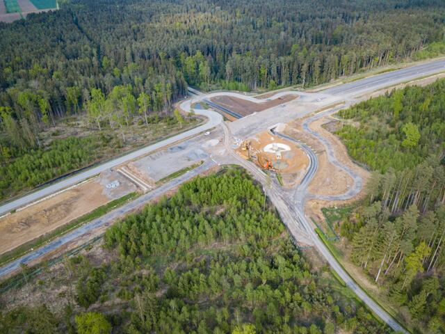Der Bau von Straßen wie hier in Fürstenfeld trägt erheblich zur Bodenversiegelung bei. | Foto: Christoph Wisser (www.wisser.pro)