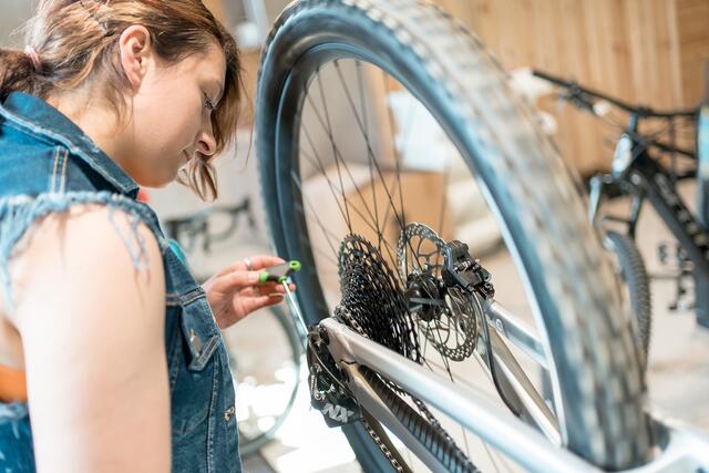 Dani betreut am neuen Popaflo Standort in Wintersdorf/Ottenschlag die Verleihbikes und kümmert sich im Bikeshop um Reparaturen. | Foto: Foto: Martin Dörsch, MTB Linz