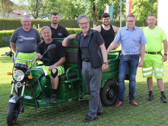Startschuss für das neue Fahrzeug, Stefan Fuchsbichler (2. v. r.) übergab das Fahrzeug. | Foto: Wutte