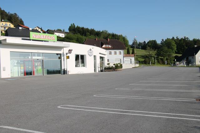 Der große Parkplatz beim Nah &amp; Frisch in St. Leonhard wird am Freitag, 12. August, zur Showbühne für insgesamt fünf Bands. | Foto: Foto: BRS