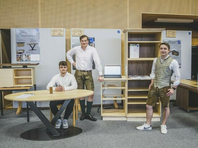 Einen Büroschrank für das neue HTK-Internat plante und baute Raphael Seifert (r.) mit Kollegen Leander Liedermann und Jakob Schindler. | Foto: HTK