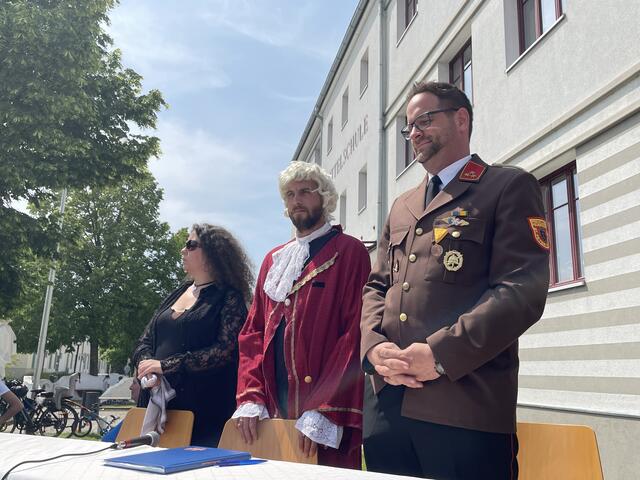 Die trauernde Ortsvorsteherin Julia Krifter, Staatsanwalt Dominik Greimel und Feuerwehrkommandant Philipp Deinhofer