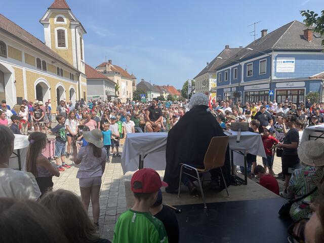 "Richter" Johannes Heuras im "Gerichtssaal", dem Platz vor dem Feuerwehrhaus St. Peter in der Au