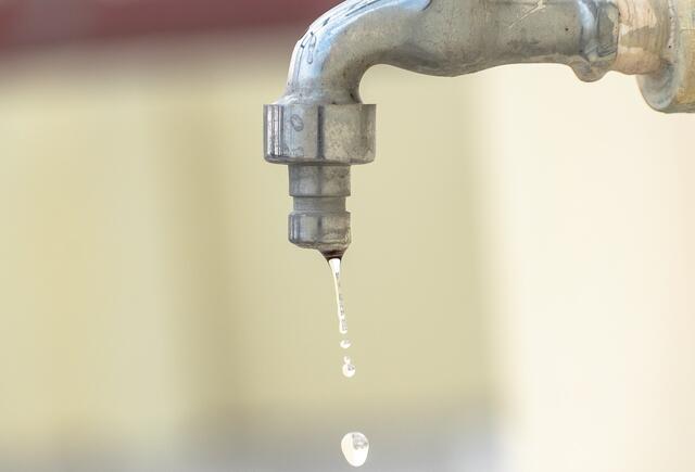 Verschwenderische Tropfen beseitigen: Noch heute kann man mit dem Wassersparen beginnen, indem man sich an die Reparatur macht. | Foto: Pixabay/balouriarajesh (Symbolbild)