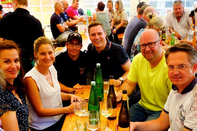 Bürgermeister Stefan Schmuckenschlager, Landtagsabgeordneter Christoph Kaufmann, Markus Fuchs und die Besucher des Feuerwehrheurigen waren bester Laune. | Foto: Hans Ludwig