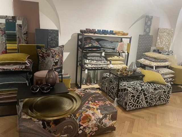 Aufgrund ihrer Liebe zu feinen Stoffen bietet Tangerner im "Feinklein" auch exklusive Polster aus der "Rohleder Home Collection" an. | Foto: z.V.g.