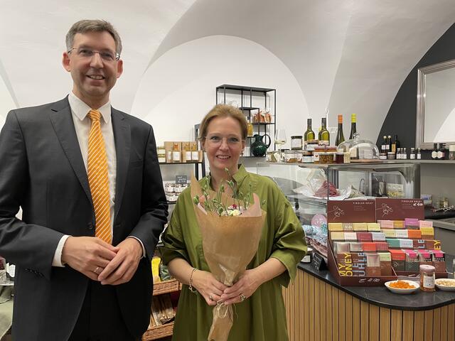 Bezirksvorsteher Markus Figl (ÖVP) stattete dem neuen Feinkostgeschäft bereits einen Besuch ab. | Foto: BV 1