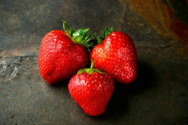 Erdbeeren enthalten unter anderem die beiden Vitamine B1 und B2 sowie Natrium, Calcium, Kalium, Phosphor und Eisen. | Foto: Jacek Dylag/Unsplash