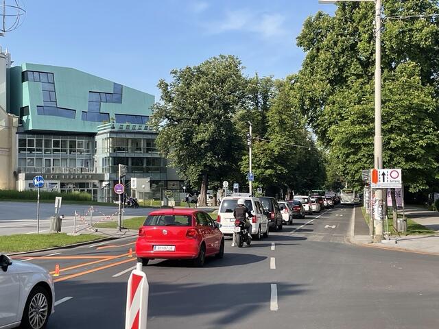 "Rien ne va plus" - Nichts geht mehr am Opernring. Auf der linken Spur fahren ab Dienstag Busse gegen die Fahrtrichtung, der Autoverkehr verliert damit einen Fahrstreifen.  | Foto: Regionalmedien Steiermark