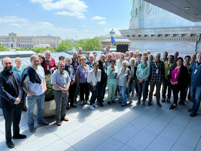 47 Pensionistinnen und Pensionisten aus Wörschach reisten nach Wien, um das neu renovierte Parlament unter die Lupe zu nehmen. | Foto: KK