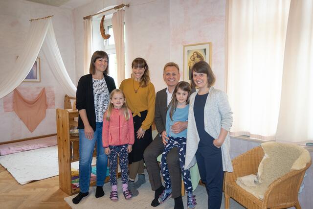 Der Welser Bildungsreferent Klaus Schinninger auf Besuch im Welser Waldorfkindergarten. | Foto: Stadt Wels