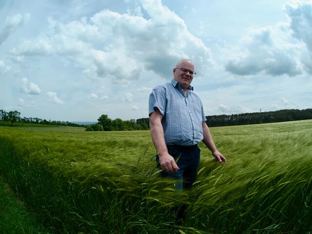 Bauernkammer-Obmann Thomas Handler in einem Getreidefeld zwischen Neunkirchen und Ternitz. | Foto: Santrucek