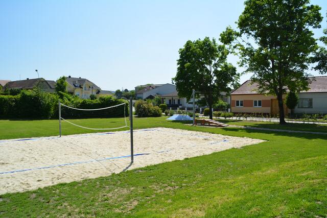 Auch einen Volleyballplatz gibt es neben einem Fußballfeld. | Foto: Jennifer Flechl