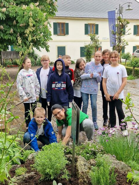 Der neue Kindergemeinderat mit den beiden Betreuuerinnen | Foto: Wutte