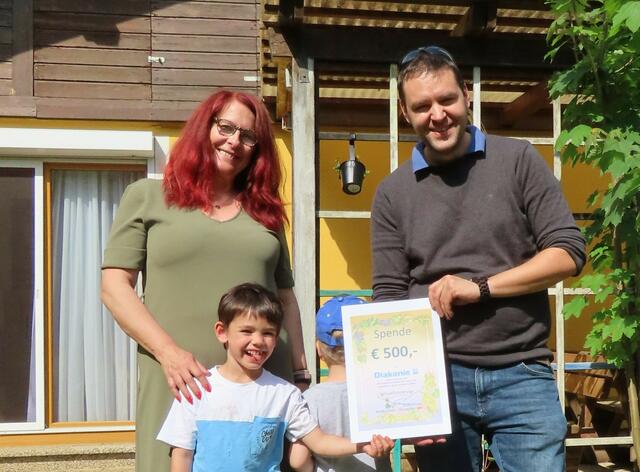 Weinbauverein Feldkirchen-Ossiacher See-Obmann Rupert Ofer übergibt Cornelia Moore eine Spende für die Wohngemeinschaft Cowota der Diakonie de La Tour. | Foto: Weinbauverein Feldkirchen-Ossiacher See