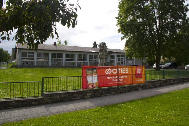 Das Kindergarten- und Schulgebäude soll gemeinsam mit LH Hans Peter Doskozil einer Nachnutzung zugeführt werden. Eine Ruhezone rund um den Kedl-Brunnen als neuer Dorfplatz wäre eine Option.