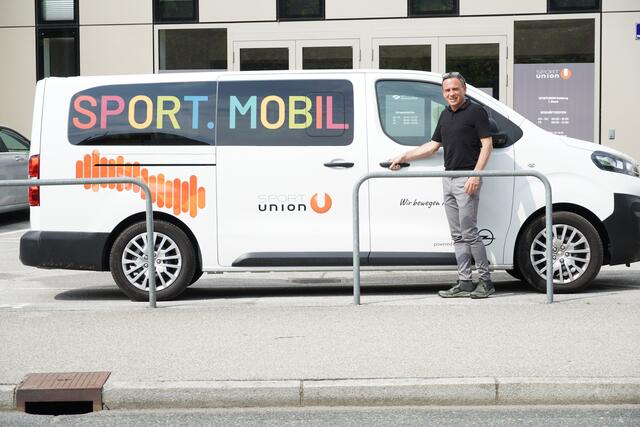 Bernhard Frey zeigt das "Sportmobil", mit dem Kinder ein gratis Sportangebot im Park bekommen. | Foto: Petra Huber