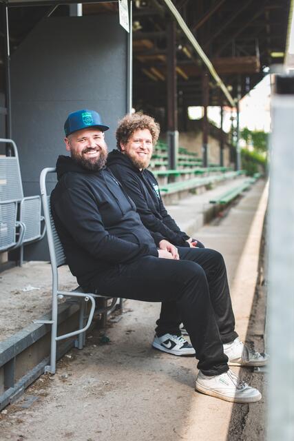 Seit sieben Jahren liefern die beiden Oststeirer HIntergrundwissen und Wuchteln zur schönsten Nebensache der Welt. | Foto: Peter Troissler &amp; Alexander Stegisch