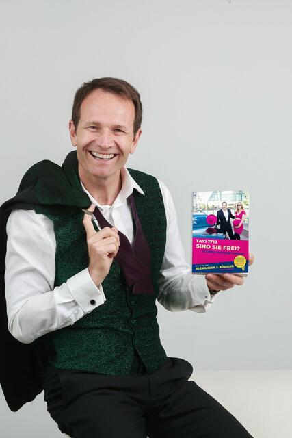 Alexander J. Rüdiger mit seinem neuesten Werk  | Foto: Alex List