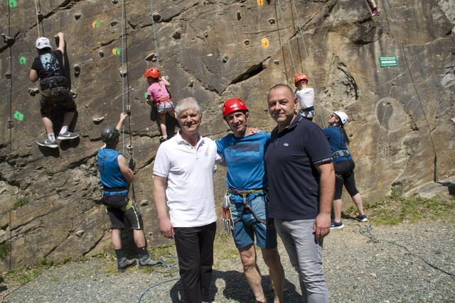 Bgm. Joachim Radics, Obmann Josef Halper und Vzbgm. Ronald Muhr beim Anklettern im Klettergarten Markt Neuhodis.