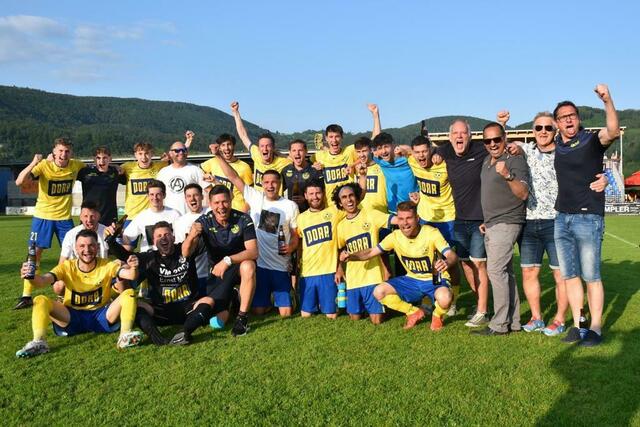 Den Meistertitel als schönstes Abschiedsgeschenk bereitete der SC Unterpremstätten dem nun scheidenden Coach Gerhard Schlatzer (2.v.r.). | Foto: SCU