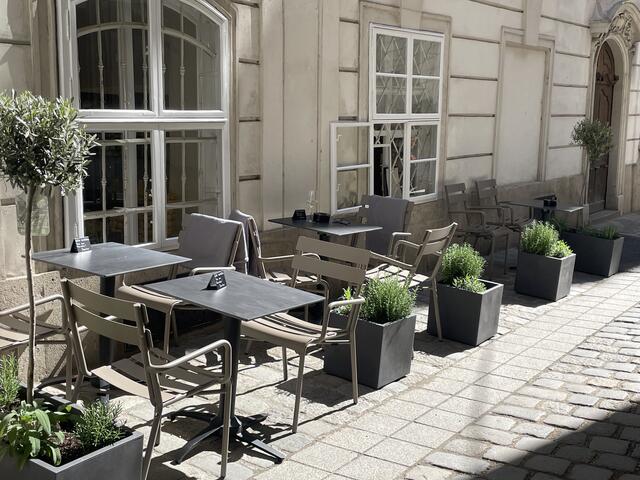 Auch mit einem kleinen Schanigarten kann das neue Feinkostgeschäft aufwarten. | Foto: z.V.g.