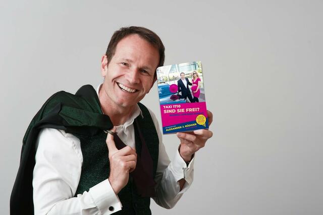 Alexander J. Rüdiger mit seinem neuesten Werk  | Foto: Alex List