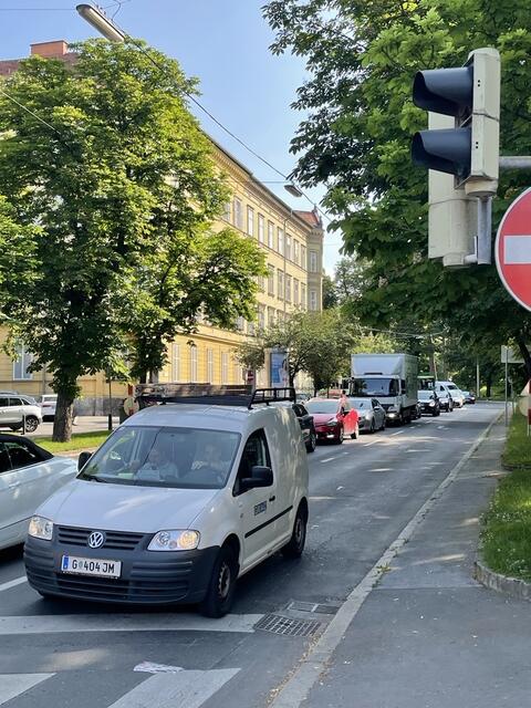 Der Stau im Frühverkehr reichte vom Joanneumring über den Opernring bis zum Glacis.  | Foto: Regionalmedien Steiermark