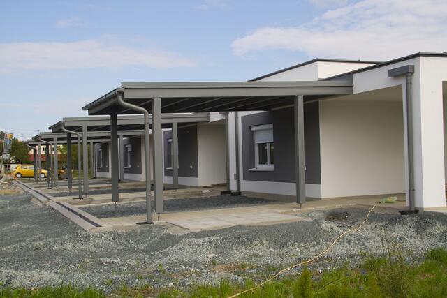  Vier Bungalow-Schlüssel  werden demnächst von der OSG an die Bewohner feierlich übergeben - damit sind bereits 10 Wohneinheiten fertig - für 4 weitere Familienbungalows mit ca 105 m² Wohnfläche ist der Baustart bereits fixiert.
