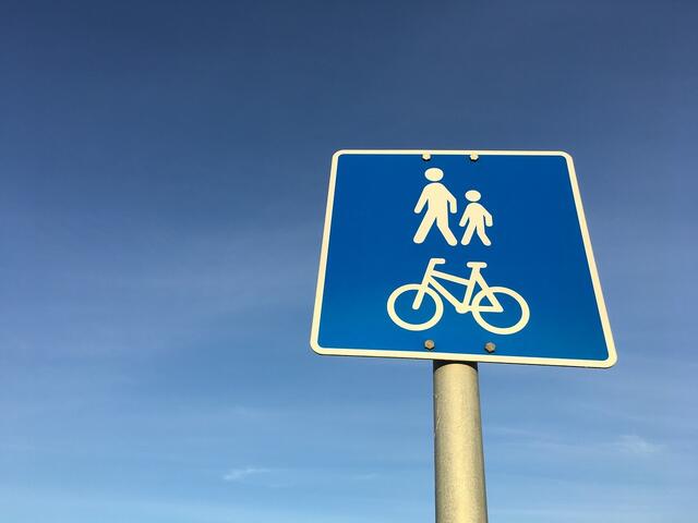 Auf der Wendlingerbrücke in Kufstein kommt es vermehrt zu Nutzungskonflikten zwischen Fußgängern und Radfahrern.  | Foto: Symbolbild, Pixybay