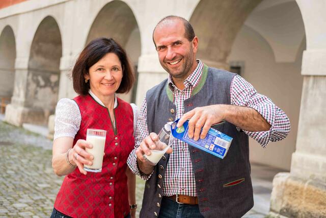 Milchwirtschaft bleibt herausfordernde Sparte. Andrea und Bernhard Luckner, Bauernfamilie aus Krautbath an der Mur: „Eigenmarken ruinieren den Preis und mindern den Wert unserer Arbeit stark.“ | Foto: LK Steiermark/Danner