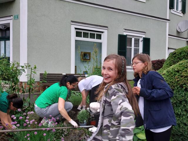 Da waren viele Hände nötig, um die Kräuterspirale perfekt zu machen. | Foto: Wutte