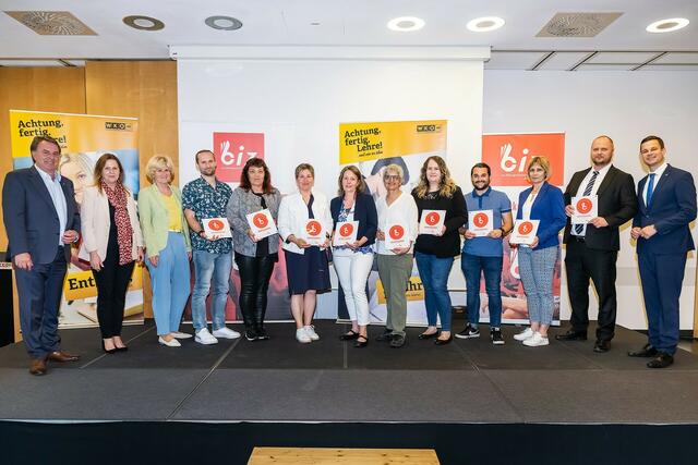 Mittelschulen aus der Bildungsregion 2 (Gänserndorf, Hollabrunn, Korneuburg und Mistelbach) waren stark vertreten. Es gratulierten, v.l.: WKNÖ-Präsident Wolfgang Ecker, Schulqualitätsmanagerin Eva Rosskopf, WKNÖ-Direktor-Stv. Alexandra Höfer und NÖ Bildungsdirektor Karl Fritthum. | Foto: Andreas Kraus