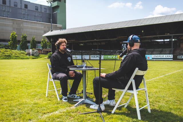 Herzliche Gratulation! Alexander Stegisch und Stefan Adelmann nahmen am Montag die 100. Folge von "Spielfrei – der Fußballpodcast direkt aus Graz" auf. | Foto: Peter Troissler &amp; Alexander Stegisch