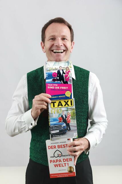 Alexander J. Rüdiger mit seinen nun drei Werken | Foto: Alex List