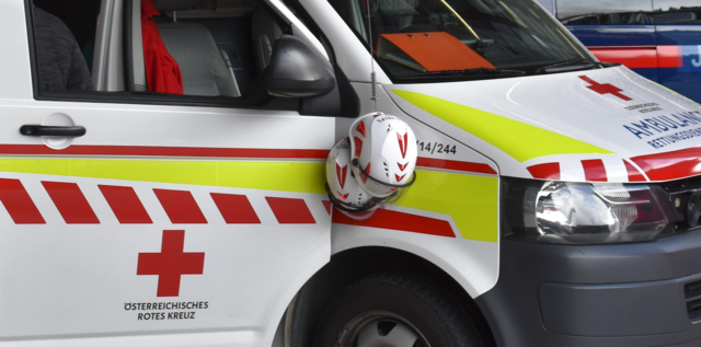 Eine Mopedfahrerin und E-Bikerin wurden in einen Unfall verwickelt und unbestimmten Grades verletzt.  | Foto: Symbolfoto Larcher