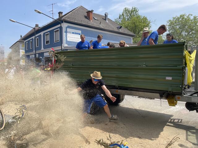 "Sogschoatn" und Wasser für die Maibaum-Diebe